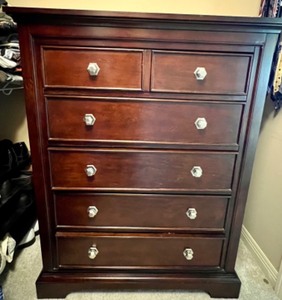 lot 329 image: Wooden Dresser with 6 Drawers and Polished Handles