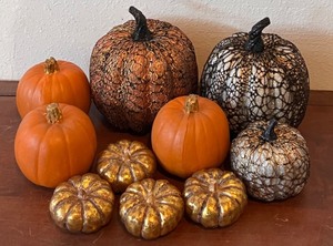 lot 403 image: Set of 10 Decorative Pumpkins with Glitter and Metallic Finish