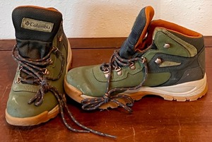 lot 415 image: Columbia Womens Hiking Boots, Size 9.5 US, Green and Orange