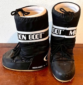 lot 416 image: Pair of Black Moon Boots Size EU 3941