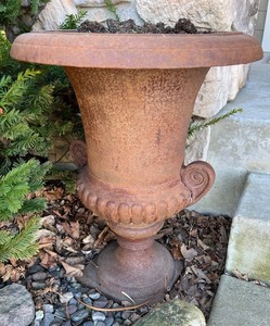 lot 425 image: Antique-Style Metal Garden Urn Planter