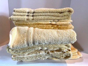 lot 117 image: Set of Ralph Lauren Bath Towels and Mats - 12 Towels and 2 Mats