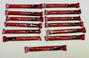 lot 92 image: SSS. 13x Lindt Lindor Milk Chocolate Truffle Bars