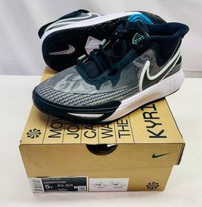 lot 135 image: MM. Size 5Y Nike Kyrie 8 GO (GS) BlackBlack-White-Light Menta