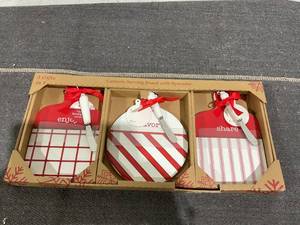 lot 190 image: Members Mark Holiday Ceramic Serving Board with Spreader 3-in-1 Gift Set