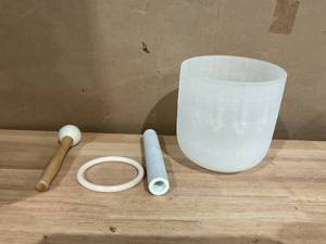 lot 388 image: TOPFUND Crystal Singing Bowl Heart Chakra 6 inch