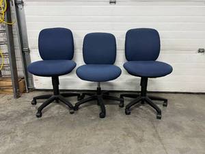lot 3 image: Three Office Task Chairs