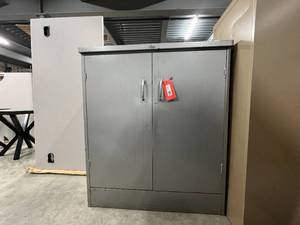 lot 19 image: Metal Cabinet