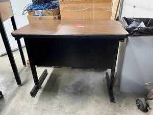 lot 22 image: Small DeskTable