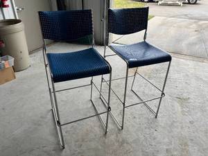 lot 307 image: 2x High Top Chairs