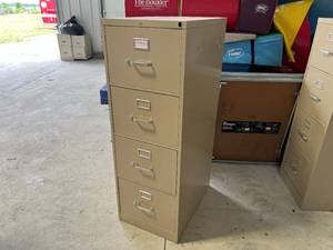 lot 318 image: 4 Drawer File Cabinet