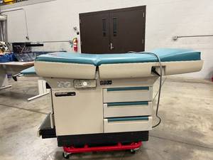 lot 399 image: Midmark 404 Exam Table
