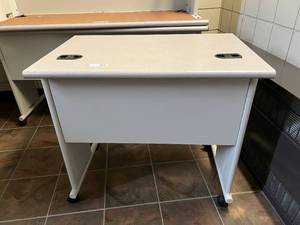 lot 396 image: 20 Classroom Tables