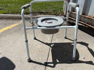 lot 404 image: Commode