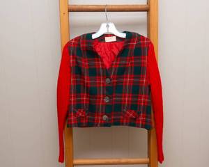 lot 27 image: Vintage Pendleton Button-Up Sweater