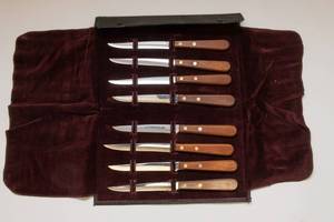 lot 32 image: American Homemaker Stainless Steel Knives  Set of 8