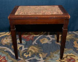 lot 5 image: Antique Bench