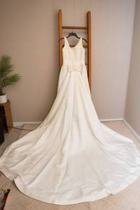lot 85 image: Vintage Wedding Dress  Size 4