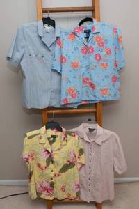 lot 84 image: Vintage Womens Vacation Button-Ups  Size Large