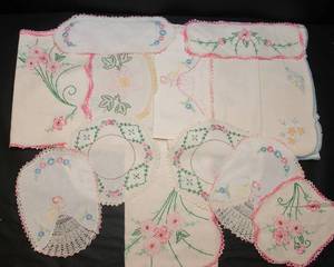 lot 90 image: 12 Vintage Embroidered Linens