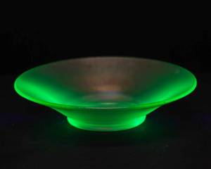 lot 93 image: Pearlescent Uranium Glass Bowl