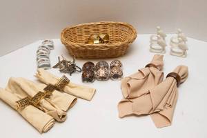 lot 95 image: Six Sets of Napkin Rings with Napkins