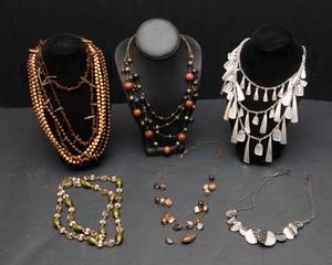 lot 112 image: Variety of Costume Jewelry Necklaces
