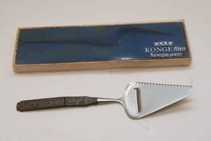 lot 146 image: Vintage Konge Tinn Norwegian Pewter Serving Knife