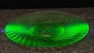 lot 160 image: Uranium Glass Plate - Glows Under UV
