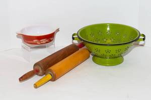 lot 174 image: Vintage Kitchen Items - Including a Vintage Autumn Harvest Pyrex 500ml Dish