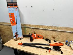 lot 82 image: BLACKDECKER 2 in 1 Electric Pole Chainsaw, 8 Amp, 10-Inch
