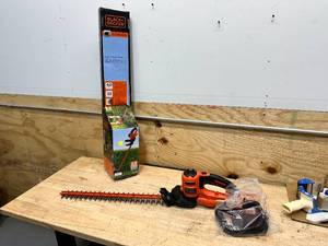 lot 90 image: BLACKDECKER 22 in. 4.0 Amp Corded Dual Action Electric Hedge Trimmer