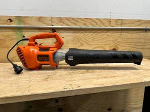 lot 112 image: BLACKDECKER 9 AMP 140 MPH 450 CFM Corded Electric Handheld Axial Leaf Blower