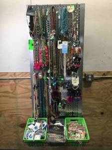 lot 162 image: Lot of Various Items of Jewelry