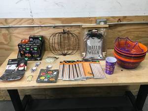 lot 173 image: Lot of Various Halloween Decorations