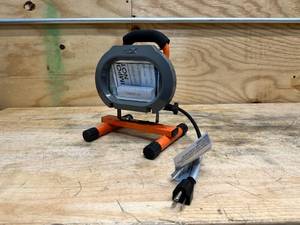 lot 136 image: 250-Watt Portable Halogen Work Light