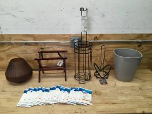 lot 181 image: Lot of Assorted Bathroom Accessories