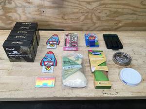 lot 190 image: Lot of Assorted Cosmetic Accessories and Other Items