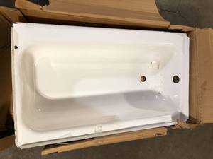 lot 19 image: Bootz Industries Maui 60 in. x 30 in. Soaking Bathtub with Right Drain in White Damaged   Customer Returns See Pictures