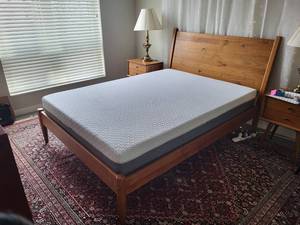 lot 31 image: MCM Style Wooden Bed frame and head board - Excellent Condition