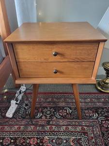 lot 33 image: Mid-Century Modern Vintage-Style Nightstand