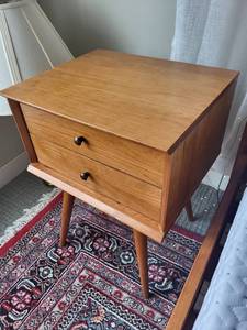 lot 34 image: Mid-Century Modern Vintage-Style Nightstand