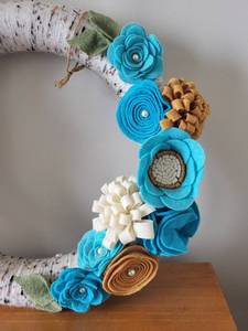 lot 37 image: Handcrafted Felt Flower Wreath