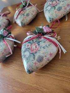 lot 44 image: Daytons Floral Heart Ornaments Set