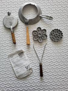 lot 50 image: Scandinavian Krumkake Iron & Rosette Set