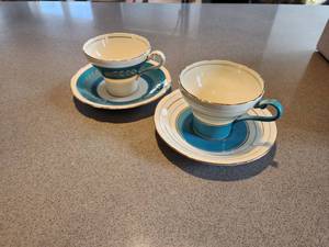 lot 4 image: Aynsley Bone China Cups & Saucers