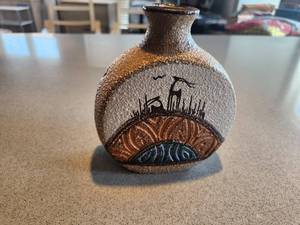lot 18 image: Handcrafted Tribal Vase 5