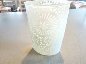 lot 20 image: Frosted Glass Floral Vase