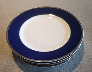 lot 22 image: Crate & Barrel Dinner Plates Set