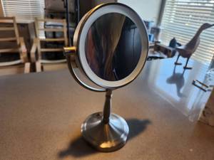 lot 62 image: Zadro LED Lighted Vanity Mirror